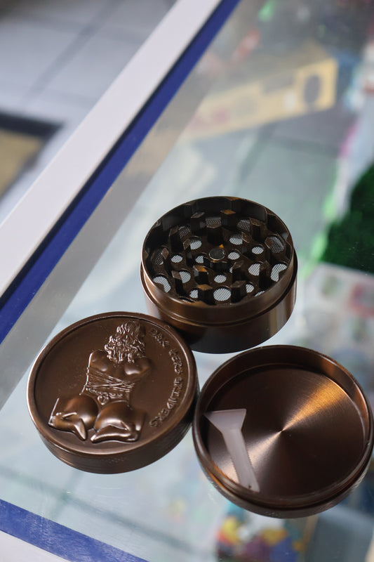 Grinder Metálico de 4 Piezas con Diseño Grabado