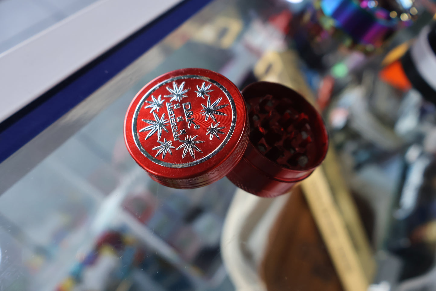 Grinder Metálico Rojo “Amsterdam” – Diseño de Hojas 🌿🔥