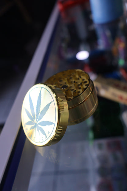 Grinder Metálico Dorado – Diseño “Grass Leaf” 🌿✨