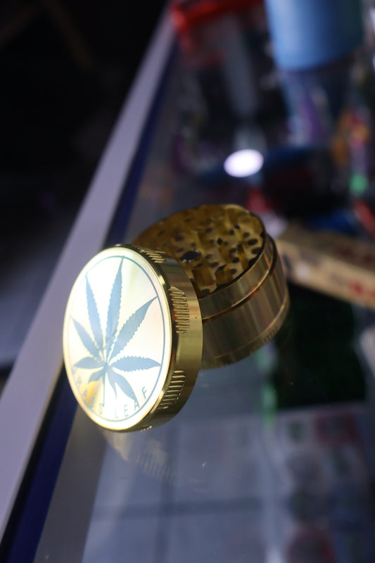 Grinder Metálico Dorado – Diseño “Grass Leaf” 🌿✨