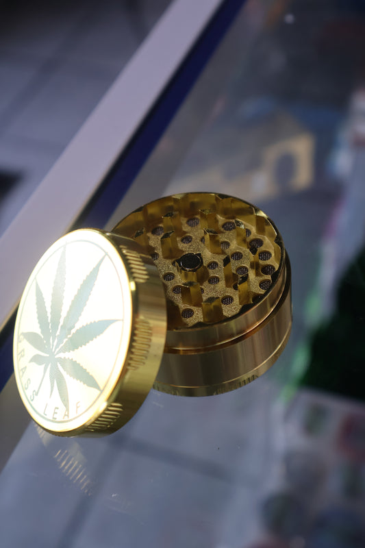 Grinder Metálico Dorado – Diseño “Grass Leaf” 🌿✨
