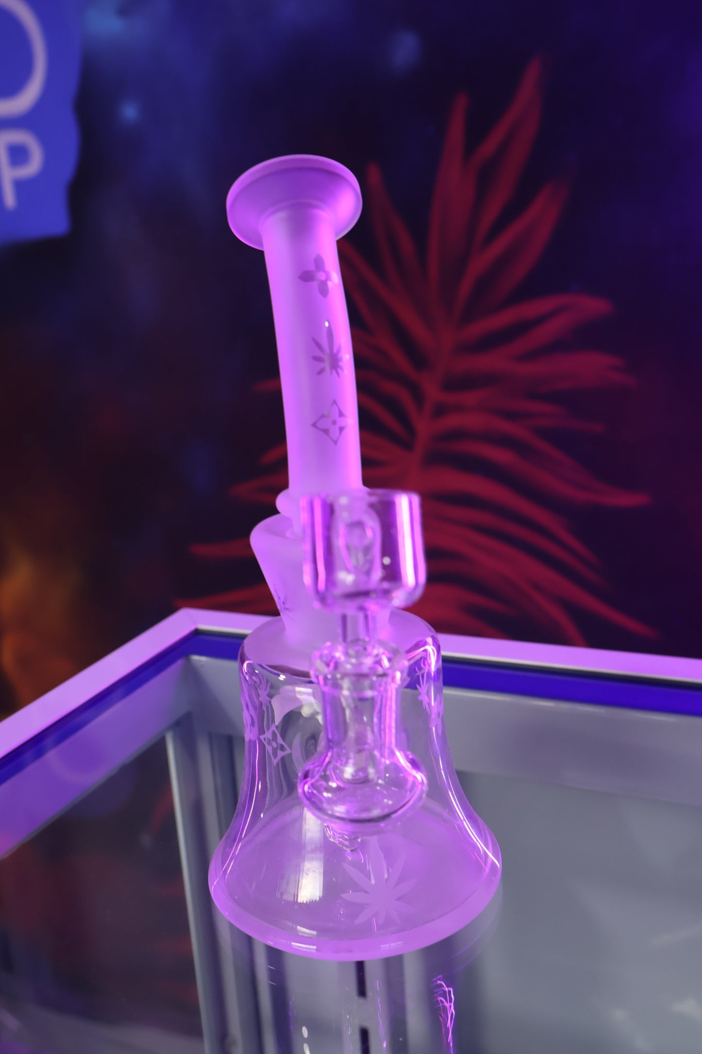 Mini Bong de Vidrio Frosted con Grabados y Cuello Inclinado
